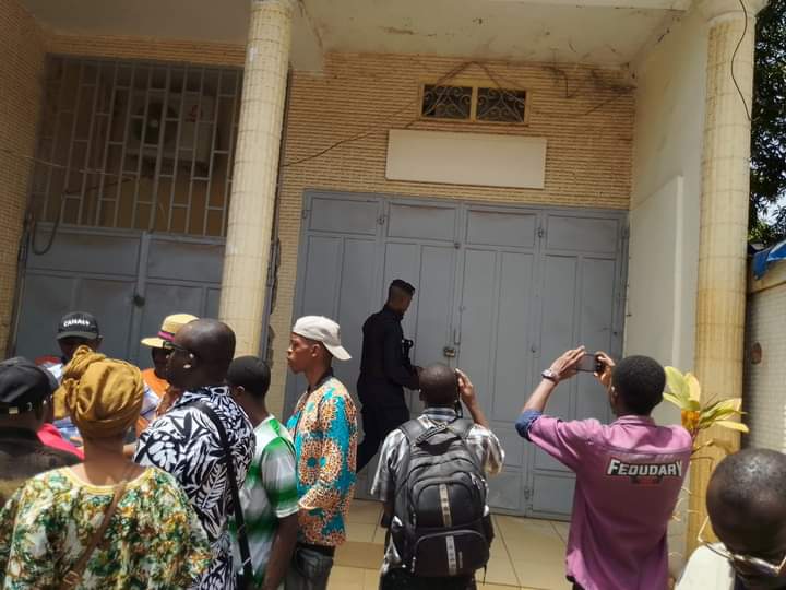 Guinée : les portes de CIS médias cadenassées