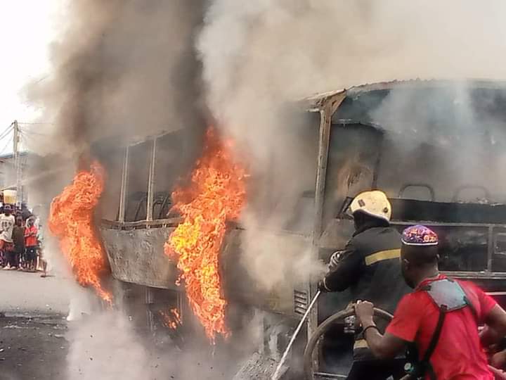 Manéah : un bus d'élèves part en fumée, le pire évité 